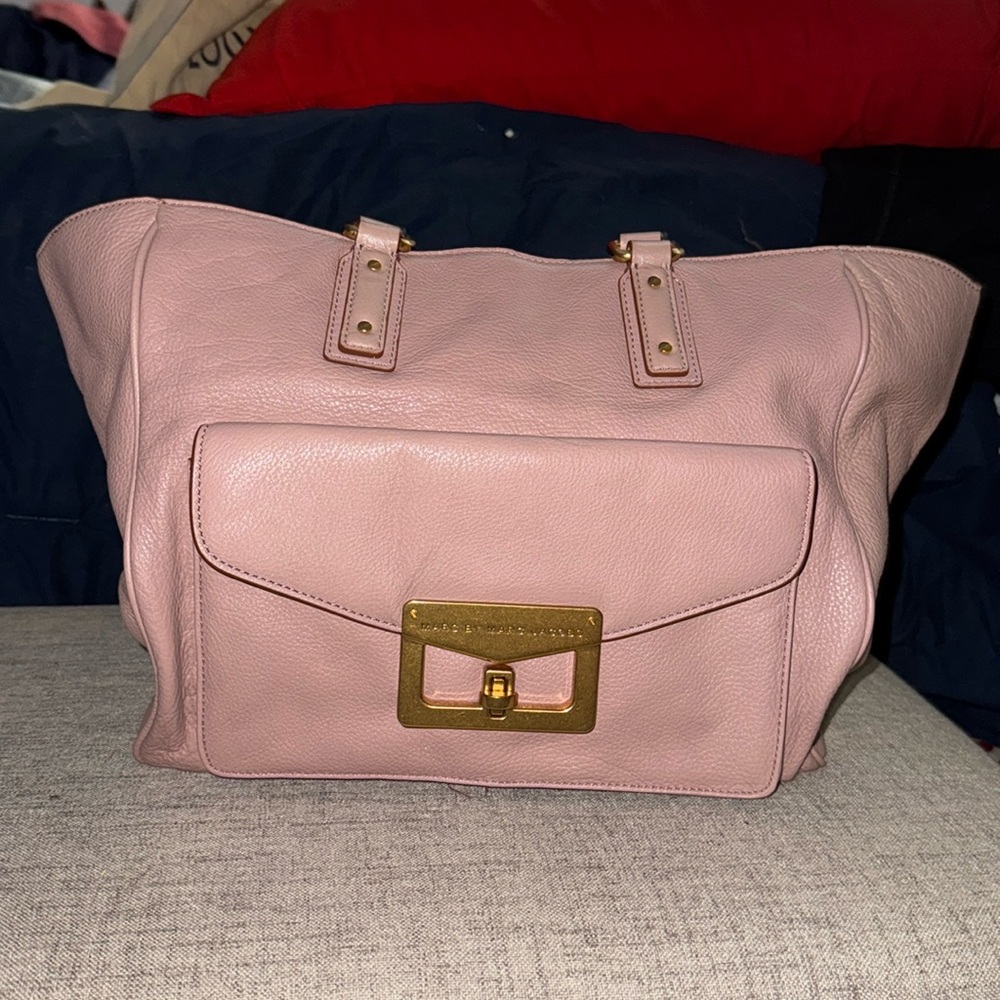 NWOT Marc by Marc Jacobs Satchel is beautiful and comes with a dust bag